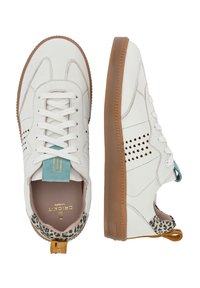 Sneakers bianche in pelle con design perforato, suola in gomma, accento turchese sulla linguetta e dettagli in stampa leopardata sul tallone.