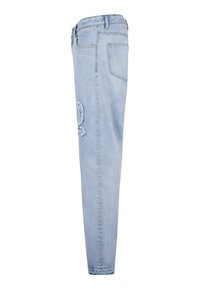 Jean en denim bleu clair avec une coupe ajustée, présentant un détail effiloché sur la cuisse gauche, cinq poches et une taille standard.