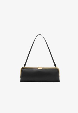 Borsa a mano in pelle nera con una finitura liscia, hardware dorato e un design snello. Presenta una tracolla sottile e una chiusura a lucchetto nella parte superiore.