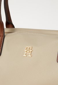 Tommy Hilfiger POPETTE MINI TOTE - Handtas - sandalwood