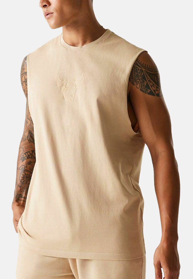 Canotta in cotone beige senza maniche con un ricamo discreto del logo di un toro al centro del petto, dal taglio comodo e dalla texture liscia.