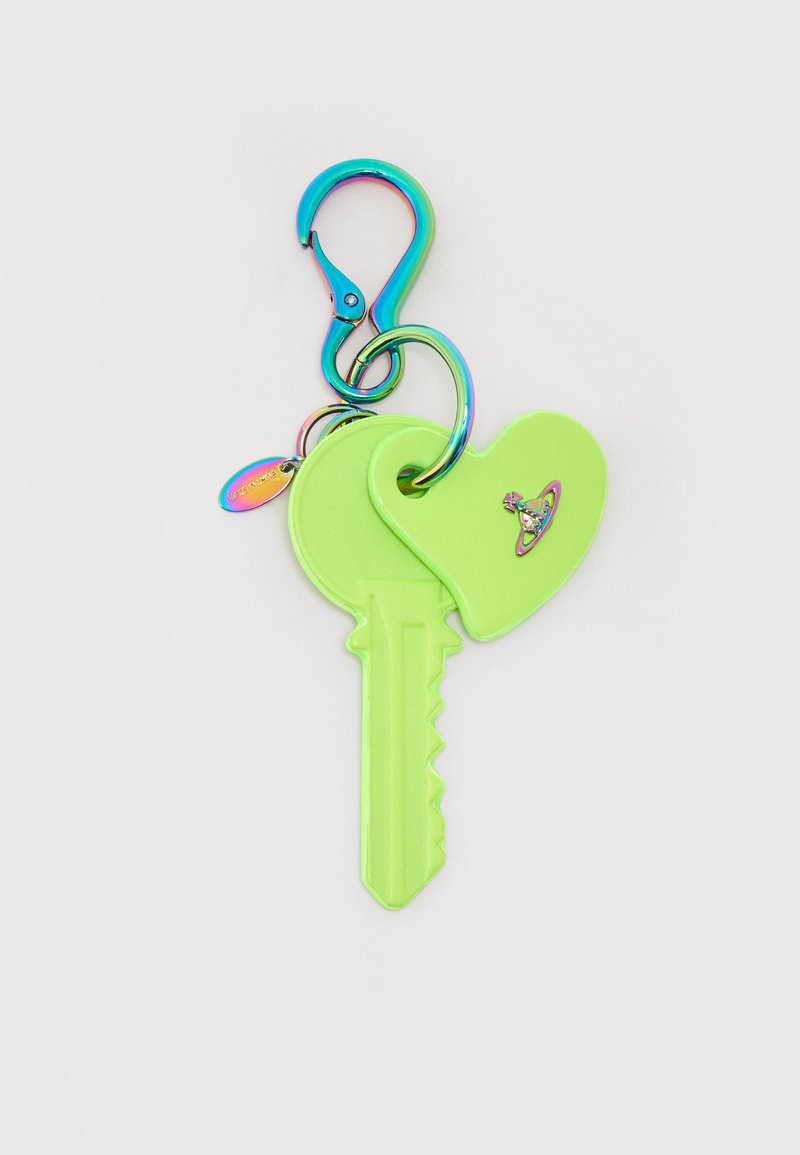 Neónovo zelený kľúč so zodpovedajúcim príveskom na kľúče v tvare srdca a malou karabínou v dúhových farbách na jednoduchom bielom pozadí.