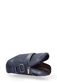 Borsa in nylon blu navy con superficie testurizzata, dotata di chiusura con zip, tracolla regolabile e design elegante a curve per un tocco moderno.