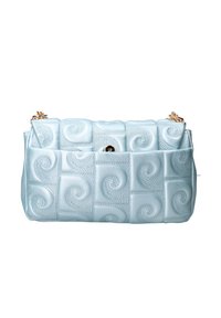 Borsa a tracolla trapuntata di colore blu chiaro, realizzata in pelle liscia, con motivi a spirale in rilievo, una tasca frontale e dettagli in metallo dorato.