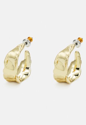 Zelta tonis auskari, kas veidoti kā abstraktas rokas, ar spīdīgu virsmu, sarežģītiem akcentiem un sudraba un zelta kronšteinu drošai fiksācijai.