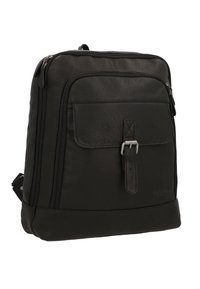 Zaino in pelle nera con una texture liscia, dotato di una tasca frontale con chiusura a fibbia e una zip superiore per accedere al compartimento principale.