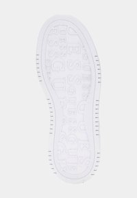 Suola di scarpa in gomma bianca con motivo impresso "GUESS", design piatto, linee orizzontali ai bordi e superficie liscia.