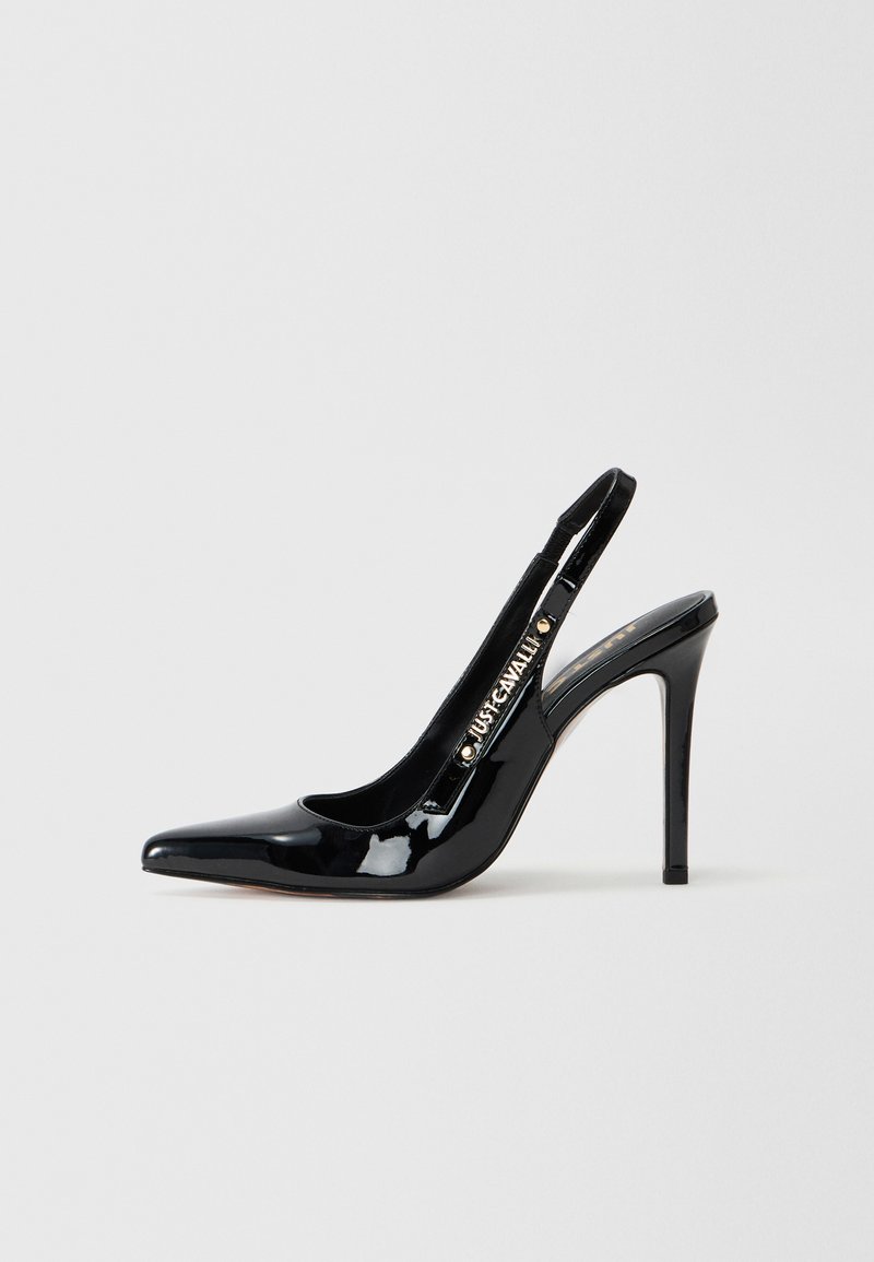 Pump slingback in vernice nera con punta affusolata, alto tacco a stiletto e un accento dorato sulla fascia con il nome del marchio.
