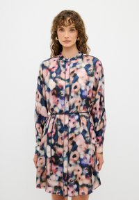 Långärmad klänning i lätt tyg med ett flerfärgat blommönster, krage och midja med dragsko och guldfärgade detaljer.