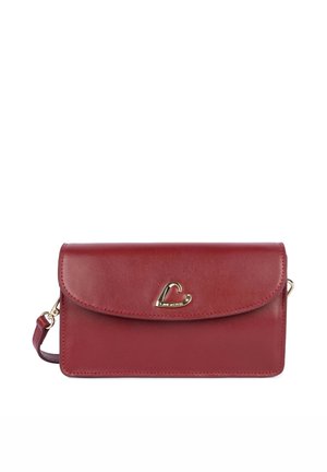 Sac bandoulière en cuir rouge avec fermeture à rabat et détail de logo en métal doré, forme rectangulaire et bandoulière réglable sur fond blanc.