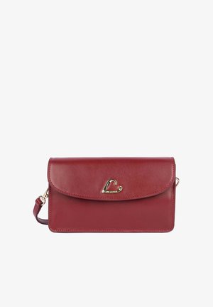 Sac bandoulière en cuir rouge avec fermeture à rabat et détail de logo en métal doré, forme rectangulaire et bandoulière réglable sur fond blanc.