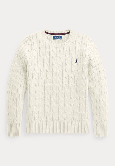 Pull col rond en maille torsadée écru avec manches longues, poignets et ourlet côtelés, et petit logo Polo Ralph Lauren bleu foncé sur la poitrine gauche.