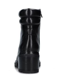 Stivaletto in pelle nera con colletto arrotondato, zip laterale e tacco spesso e testurizzato. Finitura liscia con dettagli di cucitura ridotti al minimo.