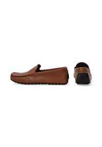 Bruine leren loafers met een gestikte uitvoering, afgeronde neus en een zwarte rubberen zool. Heeft een laag profiel en is makkelijk aan te trekken.