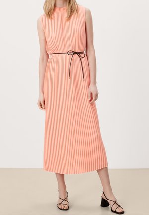 Vestido midi melocotón sin mangas con plisados y cinturón delgado negro anudado en la cintura en forma de lazo, combinado con sandalias negras de tacón ancho con tiras.