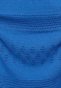 Gestrickter blauer Stoff mit unterschiedlichen Texturen; zeigt offene Muster und feste Abschnitte in einem engmaschigen Design.