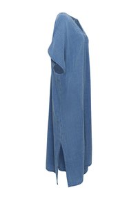 Zila, līdz ceļiem garā kleita, izgatavota no viegla, teksturēta auduma. Iekļauj V veida izgriezumu, īsas piedurknes un sānu šķēles, kas nodrošina kustību brīvību.