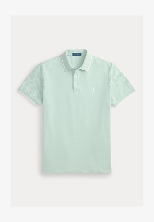 Ανοιχτοπράσινο ριγωτό πόλο μπλουζάκι με γιακά, κοντά μανίκια και μικρό έμβλημα στο αριστερό στήθος. Κατασκευασμένο από βαμβάκι.