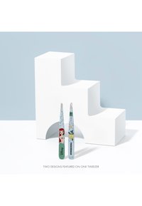 To metalpincetter med flade spidser står oprejst og har farverige Disney Ariel- og undervandstema-designs på en hvid og lyseblå baggrund.