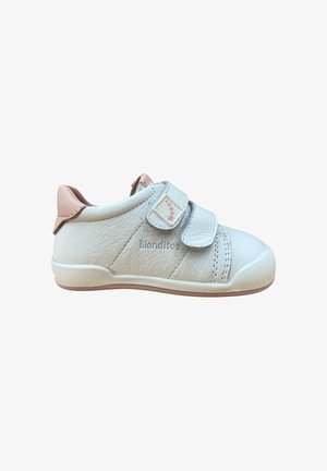 Zapatilla para niño pequeño blanca con talón rosa, dos correas de Velcro, suela texturizada y la marca "Blanditos" en el lateral.