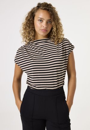 Gestreepte korte mouwen top in beige en zwart, met een losse pasvorm en ronde hals. Gecombineerd met hoge, donkere broeken met zijzakken.