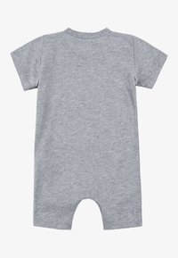 Šedý krátký overal s krátkým rukávem vyrobený z měkké bavlněné tkaniny, s kulatým výstřihem a otevřeným střihem nohou pro snadné převlékání.