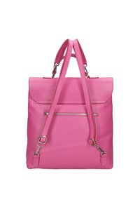Roze leren rugzak met een textuurafwerking, een klepluiting, een ritsvak aan de frontzijde en verstelbare schouderbanden. Accenten van zilverhardware.
