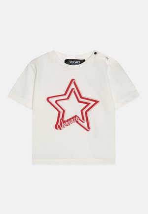Weißes Baumwoll-T-Shirt mit einem großen, rot umrandeten Stern und Markennamen, mit Knopfakzenten an der Schulter für zusätzliche Details.