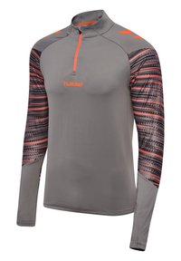 Graues langärmliges Sportoberteil mit einem halbhohen Reißverschluss-Kragen, orangefarbenen Akzenten und strukturierter Musterung an den Ärmeln. Hergestellt aus leichtem, atmungsaktivem Stoff.