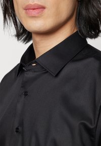 Kigili ADRIAN - Alkalmi ing - black