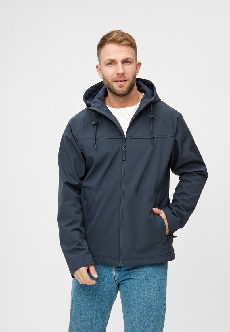 Giacca softshell navy con zip frontale, cappuccio regolabile e tasche. Tessuto liscio, design casual e foderatura interna a contrasto.