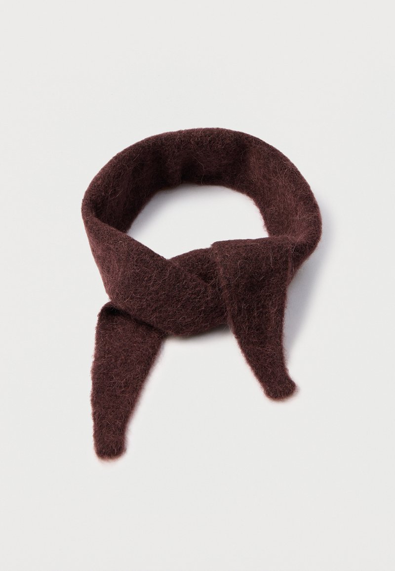 Cachecol castanho-avermelhado feito de material suave e felpudo; apresenta um design de laço contínuo com duas extremidades afiladas. A textura parece quente e aconchegante.