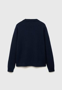 Marinblå stickad tröja med ribbat mönster, långa ärmar och rund halsringning. Har en avslappnad passform med rak fåll längst ner.