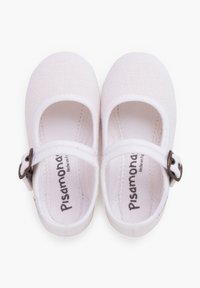 Zapatos Mary Jane de lona blanca con punta redondeada, tejido texturado y una correa con hebilla de lado. Plantillas suaves y suelas flexibles.