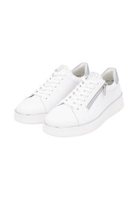 Des baskets en cuir blanc présentent une toe arrondie, des accents argentés et une fermeture éclair sur le côté. La semelle texturée et le design à lacets complètent le look.
