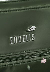 Zelená látková taška s texturovaným povrchem, zdobená stříbrným logem „ENGELIS“ a květinovým vzorem s růžovými a bílými akcenty u zipu.