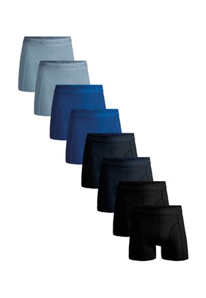 Stapel van negen herenboxershorts in drie kleuren—lichtgrijs, donkerblauw en zwart—met "MUCHACHOMALO" geborduurde taillebanden.