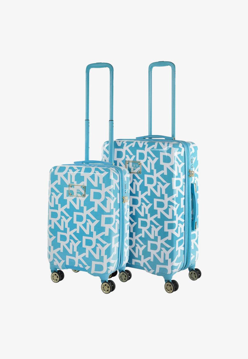 Juego de maletas rígidas azules con un gran patrón de logotipo blanco, que incluye dos tamaños, asas extensibles y ruedas giratorias. Textura suave.