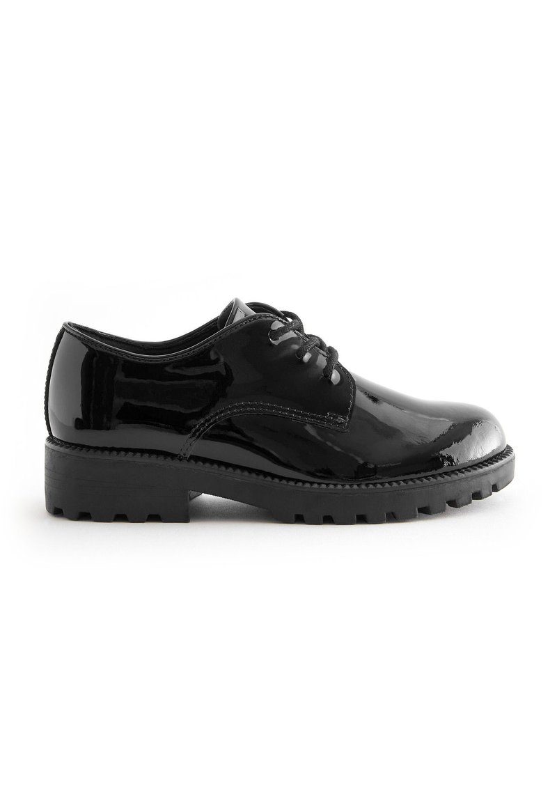 Chaussure oxford en cuir verni noir avec un bout arrondi, un laçage à l'avant et une semelle en caoutchouc noir robuste présentant un motif de relief.