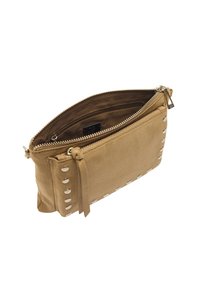 Karmelowa zamszowa kopertówka z zapięciem na zamek, z metalicznymi srebrnymi akcentami po jednej stronie i ozdobnym frędzlem z boku. Gładka tekstura.