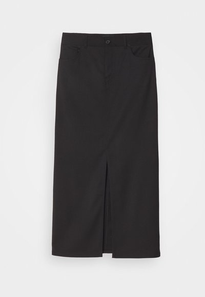 Jupe noire avec un design fendu à l'avant, fabriquée en tissu lisse. Elle comprend deux poches latérales et une fermeture à bouton à la taille.