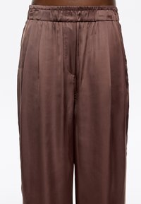 Pantalones de satén marrones de cintura alta con una textura suave, diseño plisado y cinturilla elástica. Incluye bolsillos laterales.