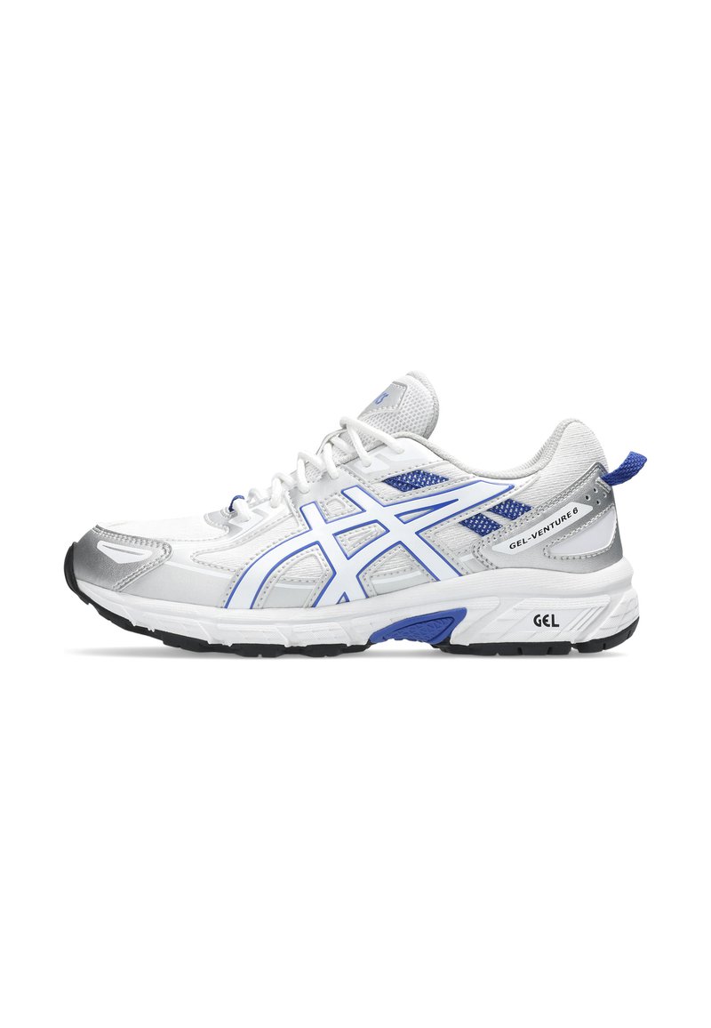 Chaussure de sport blanche avec des accents bleus. Présente une tige en mesh, des superpositions synthétiques et une semelle extérieure en caoutchouc. Inclut une semelle intérieure avec amorti en gel.