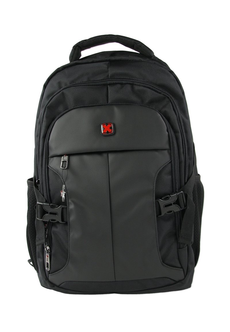 Zwarte rugzak van duurzame stof, voorzien van meerdere met rits afgesloten vakken, verstelbare banden en een herkenbaar logo aan de voorkant.