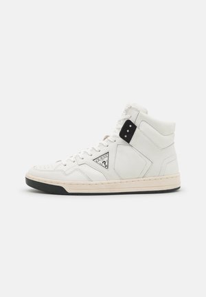 Sneakers alti in pelle bianca con dettagli neri, dotati di un logo a forma di diamante, punta tonda e suola in gomma texture.