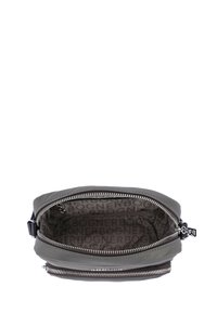 Šedá nylonová crossbody taška se stříbrnými zipy, disponující interiérem s logem a nastavitelným popruhem pro všestranné možnosti nošení.