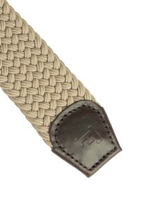 Gevlochten beige stoffen riem met een donkerbruine leren eindstuk, voorzien van een reliëflogo en gedetailleerde stiksel.