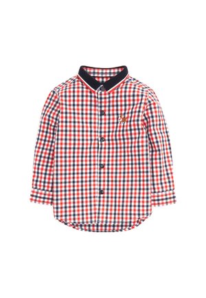 Camisa de manga larga para niño con patrón a cuadros en rojo, blanco y azul, cuello negro y pequeño bordado de un perro marrón en el pecho.