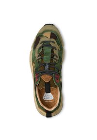Sneaker mimetica verde e marrone con superficie testurizzata, lacci neri, soletta in sughero e suola beige maculata.