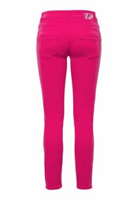 Jeans ajustados de color rosa brillante con una textura suave, que cuentan con dos bolsillos traseros y un pequeño detalle de logo en la cintura.